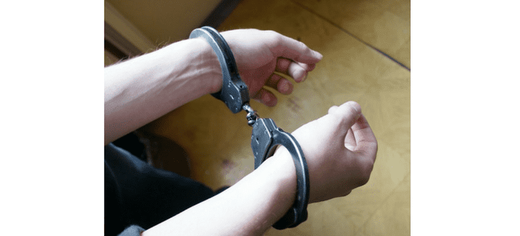 Elbląg: Mężczyzna utknął w meblu – policjanci pomogli mu wydostać się z wersalki 