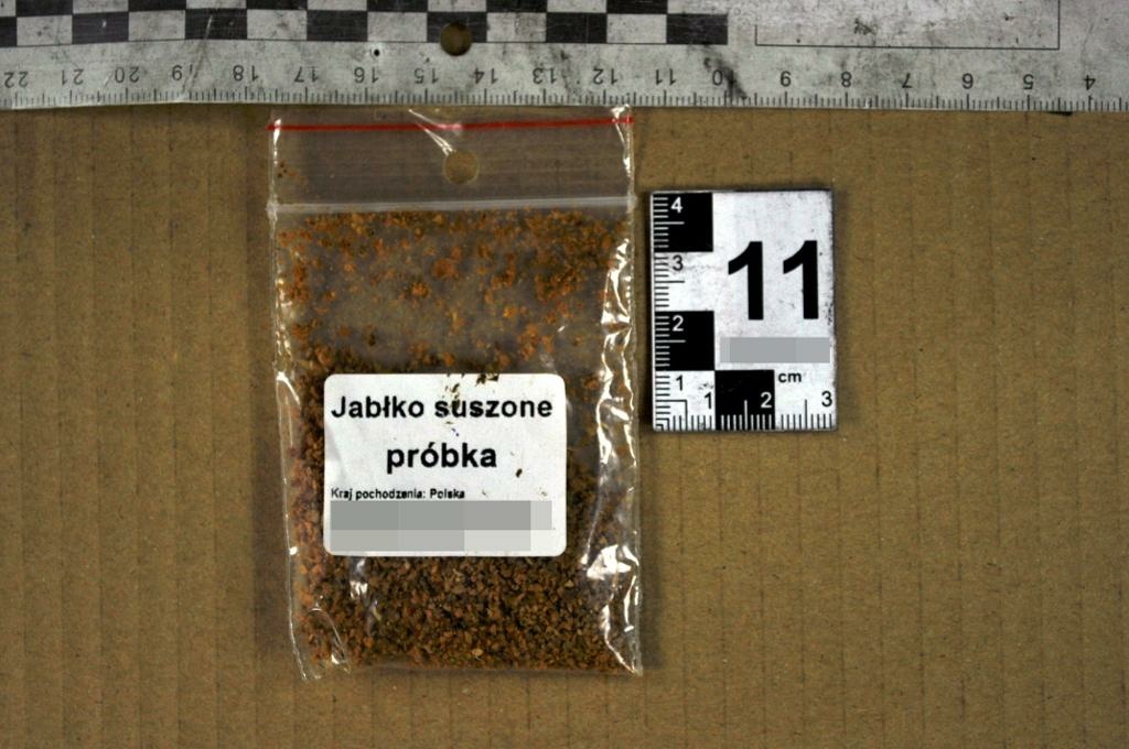 Elbląg: Pokrzywa, suszone jabłka i dzika róża – z tych substancji miał robić „dopalacze". Policjanci zabezpieczyli także prawdziwe narkotyki – amfetaminę