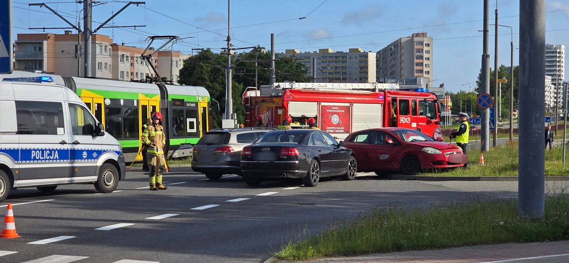Kolizja 3 pojazdów na Płk. Dąbka i Niepodległości