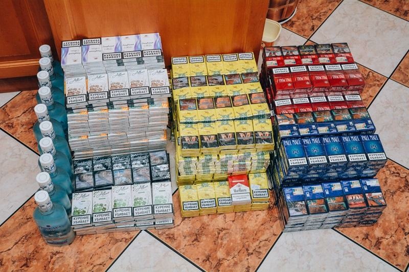 Papierosy, alkohol i gotówka. Strażnicy zabezpieczyli nielegalny towar.