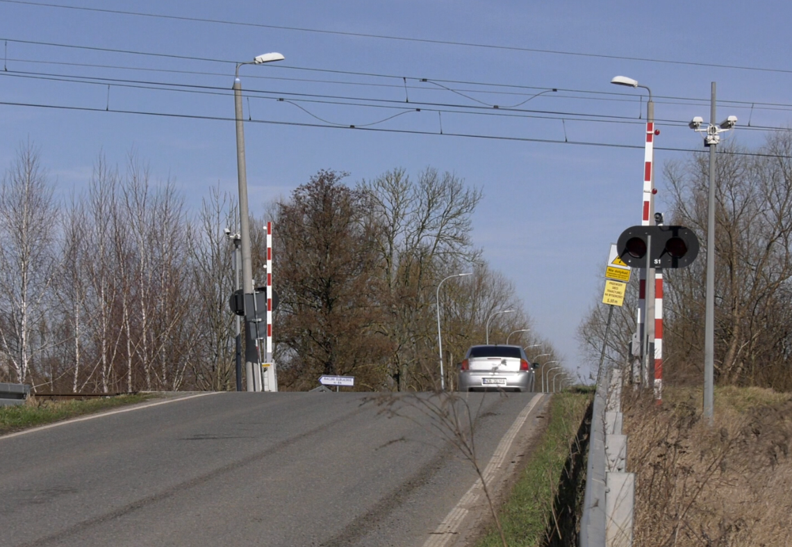 STOP brawurze na przejazdach kolejowych. Dron obserwuje pieszych i kierowców