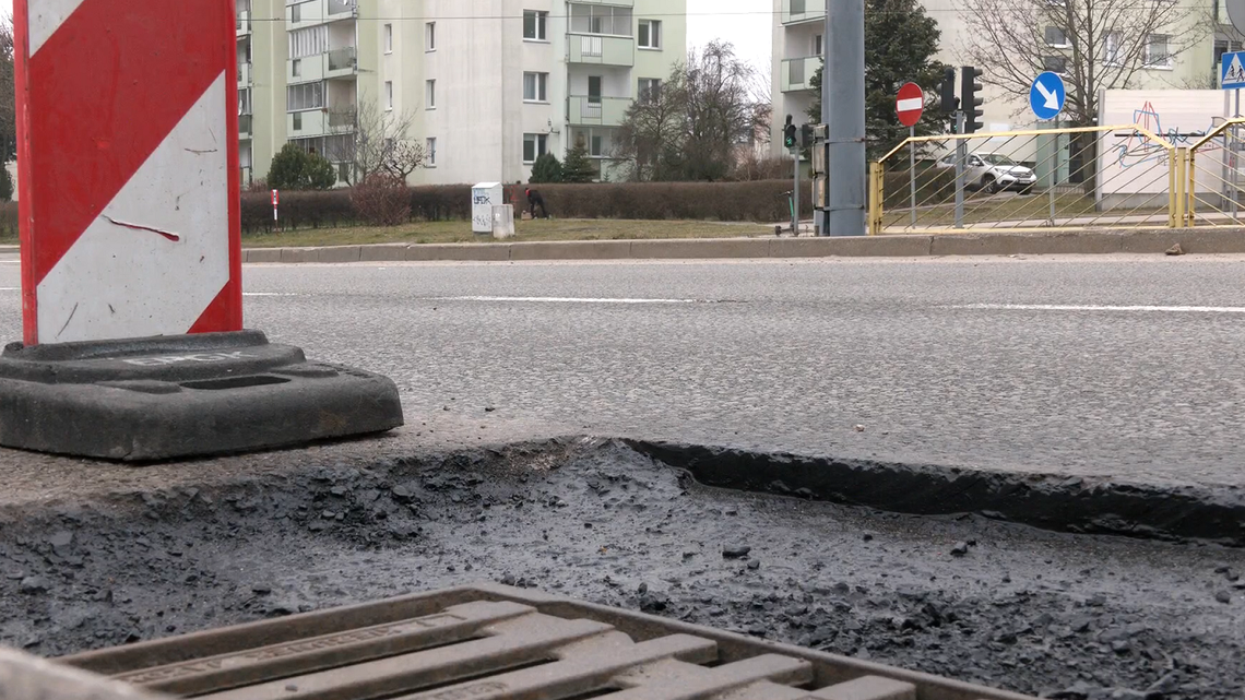 Te ulice są dziurawe. Rozpoczęło się wiosenne łatanie jezdni w Elblągu [WIDEO]