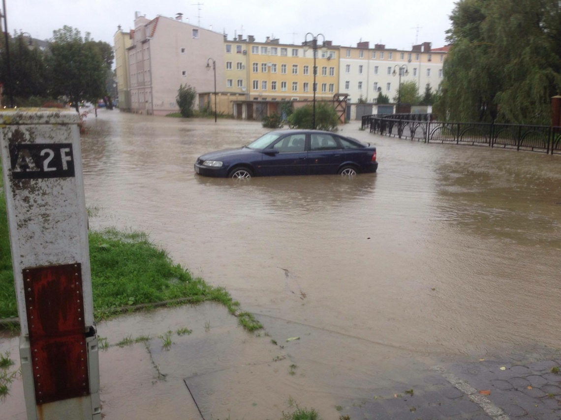 Trudny poniedziałek w Elblągu (opady deszczu, Kumiela wylała, podtopienia)