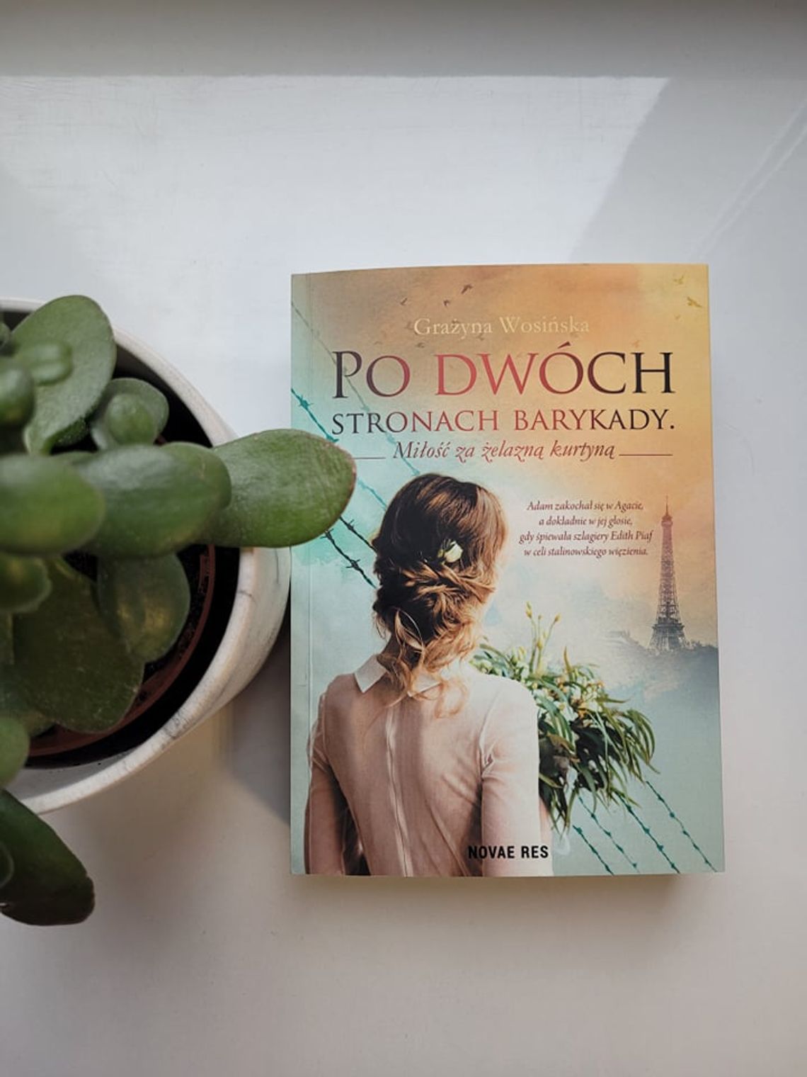 Wygraj książkę z autografem autorki Grażyny Wosińskiej "Po dwóch stronach barykady. Miłość za żelazną kurtyną".