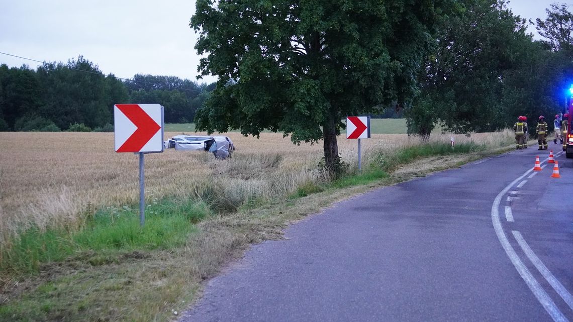 Wypadł z drogi i dachował. Kierowca był pijany [FOTO]