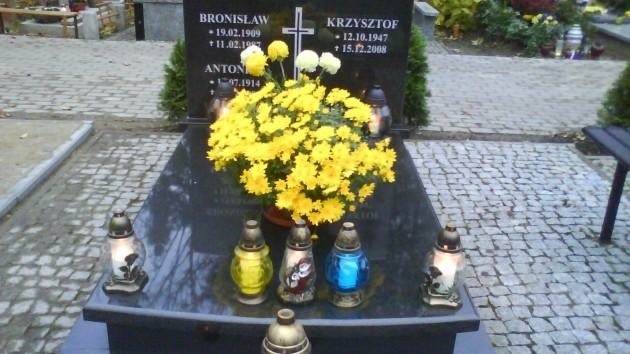 Znicze na grobach byłych piłkarzy Znicze na grobach byłych piłkarzy