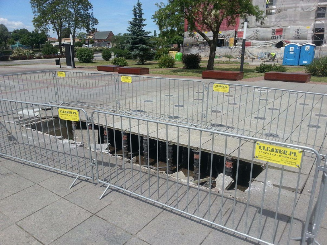 Zniszczona fontanna na Starym Mieście 